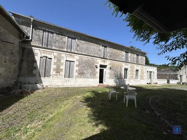 Charentaise de 300 m² à SEMUSSAC