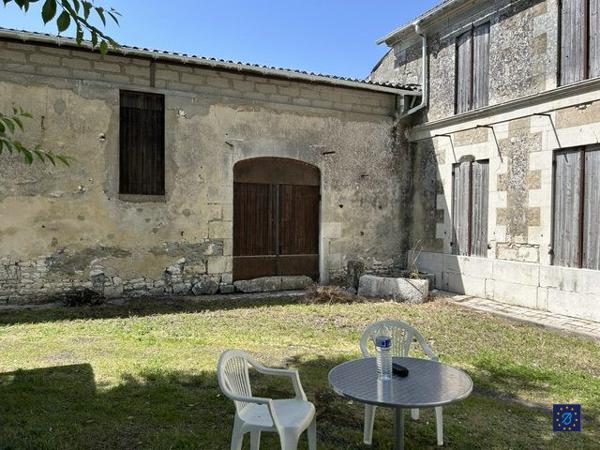 Charentaise de 300 m² à SEMUSSAC