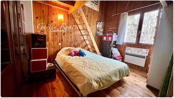 Chalet 3 faces 3 chambres sur parcelle de plus de 800 m² – Exposition sud / sud-ouest – Vue dégagée montagne