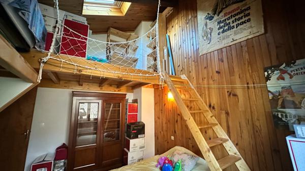 Chalet 3 faces 3 chambres sur parcelle de plus de 800 m² – Exposition sud / sud-ouest – Vue dégagée montagne