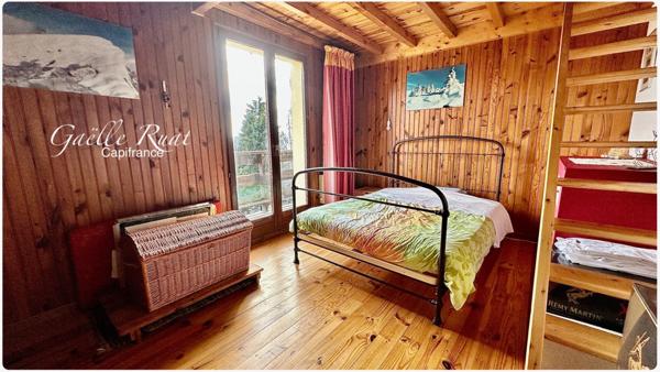Chalet 3 faces 3 chambres sur parcelle de plus de 800 m² – Exposition sud / sud-ouest – Vue dégagée montagne
