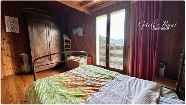 Chalet 3 faces 3 chambres sur parcelle de plus de 800 m² – Exposition sud / sud-ouest – Vue dégagée montagne