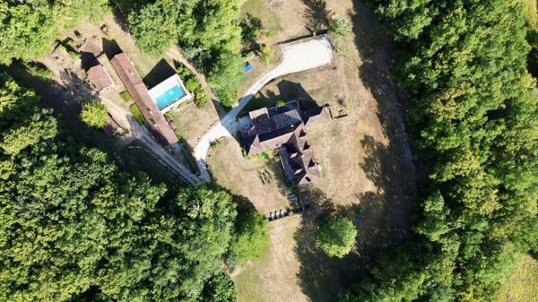 Maison ancienne - Les eyzies Propriété de caractère ade 20 hectares avec maison principale, maison d'amis, piscine, étang et cadre naturel