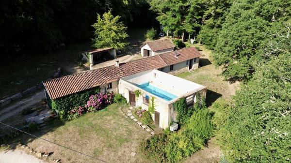 Maison ancienne - Les eyzies Propriété de caractère ade 20 hectares avec maison principale, maison d'amis, piscine, étang et cadre naturel