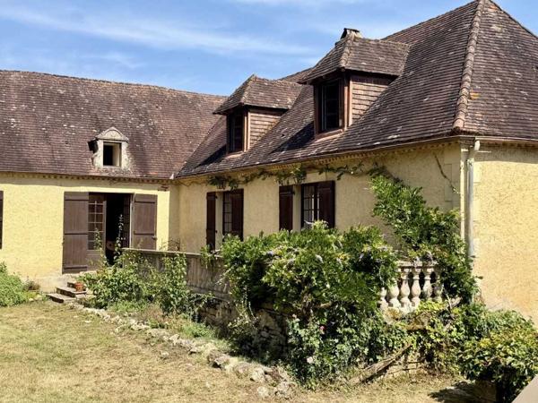 Maison ancienne - Les eyzies Propriété de caractère ade 20 hectares avec maison principale, maison d'amis, piscine, étang et cadre naturel