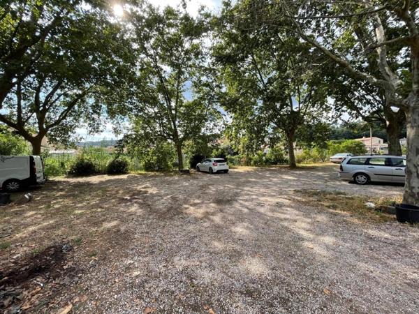 PEGOMAS, Terrain de 9 720,00 m² avec lots d'habitation et lots commerciaux loués