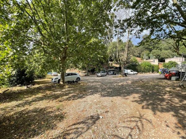 PEGOMAS, Terrain de 9 720,00 m² avec lots d'habitation et lots commerciaux loués