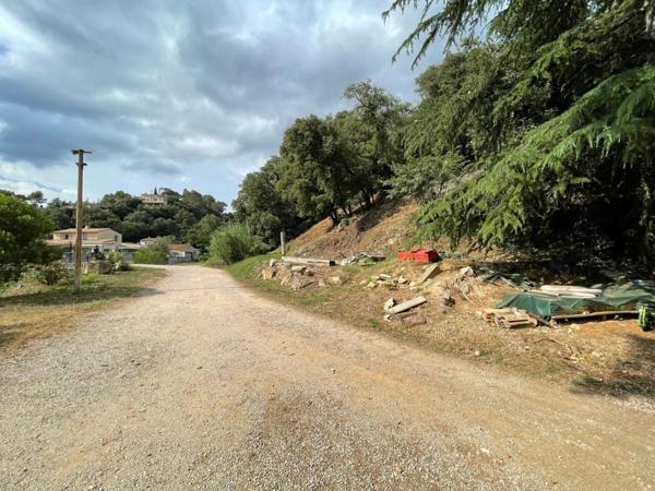 PEGOMAS, Terrain de 9 720,00 m² avec lots d'habitation et lots commerciaux loués