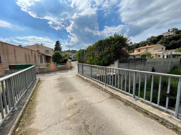 PEGOMAS, Terrain de 9 720,00 m² avec lots d'habitation et lots commerciaux loués