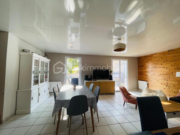 Maison familiale 3 chambres avec garage et jardin – Saint-Brevin-les-Pins

À découvrir sans tarder, cette agréable maison mitoyenne de 79 m², idéale pour une famille, un premier achat ou un investissement locatif.

Au rez-de-chaussée, vous profiterez d’une cuisine fonctionnelle, d’un WC indépendant ainsi que d’un salon-séjour lumineux, offrant un espace de vie convivial ouvert sur le jardin.

À l’étage, la maison dispose de 3 chambres, parfaites pour accueillir toute la famille, ainsi qu’une salle de bains avec WC.

À l’extérieur, vous apprécierez un terrain de 195 m², agréable, ombragé et bénéficiant de peu de vis-à-vis, idéal pour profiter des beaux jours en toute tranquillité.

Un garage complète les prestations de ce bien.

Située dans un environnement calme de Saint-Brevin-les-Pins, cette maison réunit les atouts recherchés pour une vie quotidienne agréable.

Les + :

* 79 m² habitables
* 3 chambres
* Salon-séjour lumineux
* Garage
* Jardin de 195 m²
* Peu de vis-à-vis


*Présentation du bien en semaine ET LE WEEK-END, sur rendez-vous*