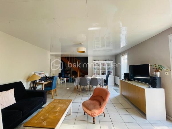 Maison familiale 3 chambres avec garage et jardin – Saint-Brevin-les-Pins

À découvrir sans tarder, cette agréable maison mitoyenne de 79 m², idéale pour une famille, un premier achat ou un investissement locatif.

Au rez-de-chaussée, vous profiterez d’une cuisine fonctionnelle, d’un WC indépendant ainsi que d’un salon-séjour lumineux, offrant un espace de vie convivial ouvert sur le jardin.

À l’étage, la maison dispose de 3 chambres, parfaites pour accueillir toute la famille, ainsi qu’une salle de bains avec WC.

À l’extérieur, vous apprécierez un terrain de 195 m², agréable, ombragé et bénéficiant de peu de vis-à-vis, idéal pour profiter des beaux jours en toute tranquillité.

Un garage complète les prestations de ce bien.

Située dans un environnement calme de Saint-Brevin-les-Pins, cette maison réunit les atouts recherchés pour une vie quotidienne agréable.

Les + :

* 79 m² habitables
* 3 chambres
* Salon-séjour lumineux
* Garage
* Jardin de 195 m²
* Peu de vis-à-vis


*Présentation du bien en semaine ET LE WEEK-END, sur rendez-vous*