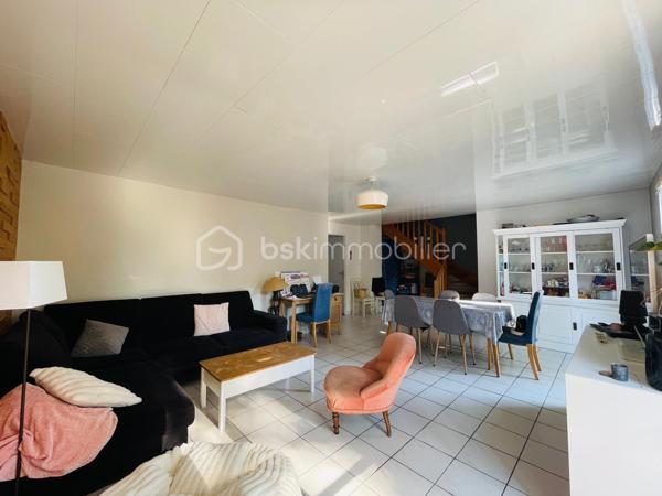 Maison familiale 3 chambres avec garage et jardin – Saint-Brevin-les-Pins

À découvrir sans tarder, cette agréable maison mitoyenne de 79 m², idéale pour une famille, un premier achat ou un investissement locatif.

Au rez-de-chaussée, vous profiterez d’une cuisine fonctionnelle, d’un WC indépendant ainsi que d’un salon-séjour lumineux, offrant un espace de vie convivial ouvert sur le jardin.

À l’étage, la maison dispose de 3 chambres, parfaites pour accueillir toute la famille, ainsi qu’une salle de bains avec WC.

À l’extérieur, vous apprécierez un terrain de 195 m², agréable, ombragé et bénéficiant de peu de vis-à-vis, idéal pour profiter des beaux jours en toute tranquillité.

Un garage complète les prestations de ce bien.

Située dans un environnement calme de Saint-Brevin-les-Pins, cette maison réunit les atouts recherchés pour une vie quotidienne agréable.

Les + :

* 79 m² habitables
* 3 chambres
* Salon-séjour lumineux
* Garage
* Jardin de 195 m²
* Peu de vis-à-vis


*Présentation du bien en semaine ET LE WEEK-END, sur rendez-vous*