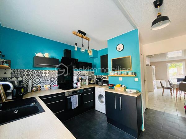 Maison familiale 3 chambres avec garage et jardin – Saint-Brevin-les-Pins

À découvrir sans tarder, cette agréable maison mitoyenne de 79 m², idéale pour une famille, un premier achat ou un investissement locatif.

Au rez-de-chaussée, vous profiterez d’une cuisine fonctionnelle, d’un WC indépendant ainsi que d’un salon-séjour lumineux, offrant un espace de vie convivial ouvert sur le jardin.

À l’étage, la maison dispose de 3 chambres, parfaites pour accueillir toute la famille, ainsi qu’une salle de bains avec WC.

À l’extérieur, vous apprécierez un terrain de 195 m², agréable, ombragé et bénéficiant de peu de vis-à-vis, idéal pour profiter des beaux jours en toute tranquillité.

Un garage complète les prestations de ce bien.

Située dans un environnement calme de Saint-Brevin-les-Pins, cette maison réunit les atouts recherchés pour une vie quotidienne agréable.

Les + :

* 79 m² habitables
* 3 chambres
* Salon-séjour lumineux
* Garage
* Jardin de 195 m²
* Peu de vis-à-vis


*Présentation du bien en semaine ET LE WEEK-END, sur rendez-vous*