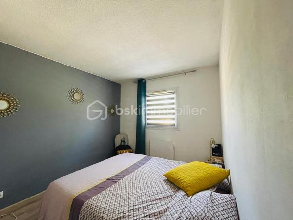 Maison familiale 3 chambres avec garage et jardin – Saint-Brevin-les-Pins

À découvrir sans tarder, cette agréable maison mitoyenne de 79 m², idéale pour une famille, un premier achat ou un investissement locatif.

Au rez-de-chaussée, vous profiterez d’une cuisine fonctionnelle, d’un WC indépendant ainsi que d’un salon-séjour lumineux, offrant un espace de vie convivial ouvert sur le jardin.

À l’étage, la maison dispose de 3 chambres, parfaites pour accueillir toute la famille, ainsi qu’une salle de bains avec WC.

À l’extérieur, vous apprécierez un terrain de 195 m², agréable, ombragé et bénéficiant de peu de vis-à-vis, idéal pour profiter des beaux jours en toute tranquillité.

Un garage complète les prestations de ce bien.

Située dans un environnement calme de Saint-Brevin-les-Pins, cette maison réunit les atouts recherchés pour une vie quotidienne agréable.

Les + :

* 79 m² habitables
* 3 chambres
* Salon-séjour lumineux
* Garage
* Jardin de 195 m²
* Peu de vis-à-vis


*Présentation du bien en semaine ET LE WEEK-END, sur rendez-vous*