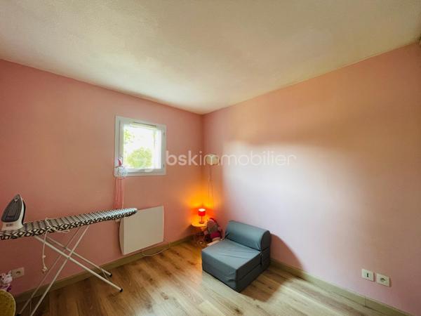 Maison familiale 3 chambres avec garage et jardin – Saint-Brevin-les-Pins

À découvrir sans tarder, cette agréable maison mitoyenne de 79 m², idéale pour une famille, un premier achat ou un investissement locatif.

Au rez-de-chaussée, vous profiterez d’une cuisine fonctionnelle, d’un WC indépendant ainsi que d’un salon-séjour lumineux, offrant un espace de vie convivial ouvert sur le jardin.

À l’étage, la maison dispose de 3 chambres, parfaites pour accueillir toute la famille, ainsi qu’une salle de bains avec WC.

À l’extérieur, vous apprécierez un terrain de 195 m², agréable, ombragé et bénéficiant de peu de vis-à-vis, idéal pour profiter des beaux jours en toute tranquillité.

Un garage complète les prestations de ce bien.

Située dans un environnement calme de Saint-Brevin-les-Pins, cette maison réunit les atouts recherchés pour une vie quotidienne agréable.

Les + :

* 79 m² habitables
* 3 chambres
* Salon-séjour lumineux
* Garage
* Jardin de 195 m²
* Peu de vis-à-vis


*Présentation du bien en semaine ET LE WEEK-END, sur rendez-vous*