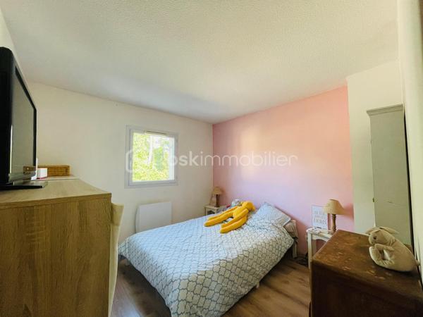 Maison familiale 3 chambres avec garage et jardin – Saint-Brevin-les-Pins

À découvrir sans tarder, cette agréable maison mitoyenne de 79 m², idéale pour une famille, un premier achat ou un investissement locatif.

Au rez-de-chaussée, vous profiterez d’une cuisine fonctionnelle, d’un WC indépendant ainsi que d’un salon-séjour lumineux, offrant un espace de vie convivial ouvert sur le jardin.

À l’étage, la maison dispose de 3 chambres, parfaites pour accueillir toute la famille, ainsi qu’une salle de bains avec WC.

À l’extérieur, vous apprécierez un terrain de 195 m², agréable, ombragé et bénéficiant de peu de vis-à-vis, idéal pour profiter des beaux jours en toute tranquillité.

Un garage complète les prestations de ce bien.

Située dans un environnement calme de Saint-Brevin-les-Pins, cette maison réunit les atouts recherchés pour une vie quotidienne agréable.

Les + :

* 79 m² habitables
* 3 chambres
* Salon-séjour lumineux
* Garage
* Jardin de 195 m²
* Peu de vis-à-vis


*Présentation du bien en semaine ET LE WEEK-END, sur rendez-vous*