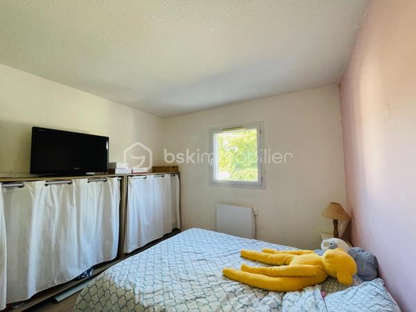 Maison familiale 3 chambres avec garage et jardin – Saint-Brevin-les-Pins

À découvrir sans tarder, cette agréable maison mitoyenne de 79 m², idéale pour une famille, un premier achat ou un investissement locatif.

Au rez-de-chaussée, vous profiterez d’une cuisine fonctionnelle, d’un WC indépendant ainsi que d’un salon-séjour lumineux, offrant un espace de vie convivial ouvert sur le jardin.

À l’étage, la maison dispose de 3 chambres, parfaites pour accueillir toute la famille, ainsi qu’une salle de bains avec WC.

À l’extérieur, vous apprécierez un terrain de 195 m², agréable, ombragé et bénéficiant de peu de vis-à-vis, idéal pour profiter des beaux jours en toute tranquillité.

Un garage complète les prestations de ce bien.

Située dans un environnement calme de Saint-Brevin-les-Pins, cette maison réunit les atouts recherchés pour une vie quotidienne agréable.

Les + :

* 79 m² habitables
* 3 chambres
* Salon-séjour lumineux
* Garage
* Jardin de 195 m²
* Peu de vis-à-vis


*Présentation du bien en semaine ET LE WEEK-END, sur rendez-vous*