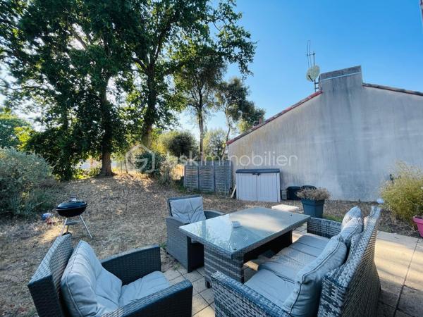 Maison familiale 3 chambres avec garage et jardin – Saint-Brevin-les-Pins

À découvrir sans tarder, cette agréable maison mitoyenne de 79 m², idéale pour une famille, un premier achat ou un investissement locatif.

Au rez-de-chaussée, vous profiterez d’une cuisine fonctionnelle, d’un WC indépendant ainsi que d’un salon-séjour lumineux, offrant un espace de vie convivial ouvert sur le jardin.

À l’étage, la maison dispose de 3 chambres, parfaites pour accueillir toute la famille, ainsi qu’une salle de bains avec WC.

À l’extérieur, vous apprécierez un terrain de 195 m², agréable, ombragé et bénéficiant de peu de vis-à-vis, idéal pour profiter des beaux jours en toute tranquillité.

Un garage complète les prestations de ce bien.

Située dans un environnement calme de Saint-Brevin-les-Pins, cette maison réunit les atouts recherchés pour une vie quotidienne agréable.

Les + :

* 79 m² habitables
* 3 chambres
* Salon-séjour lumineux
* Garage
* Jardin de 195 m²
* Peu de vis-à-vis


*Présentation du bien en semaine ET LE WEEK-END, sur rendez-vous*