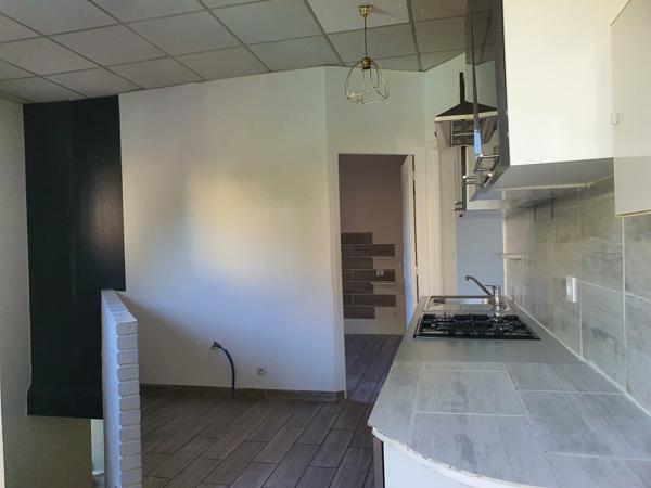 MAISON DE VILLE AVEC COUR MELUN