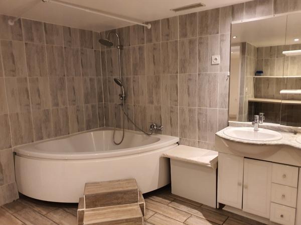 MAISON DE VILLE AVEC COUR MELUN