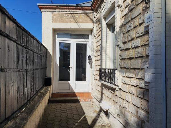 MAISON DE VILLE AVEC COUR MELUN