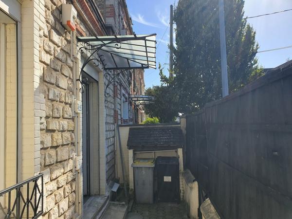 MAISON DE VILLE AVEC COUR MELUN