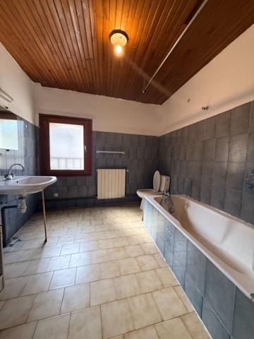 Maison de ville, 2 faces, 121 m²,garage, sans extérieur, 4 chambres, avec possibilité de division de logement