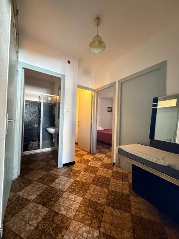 Maison de ville, 2 faces, 121 m²,garage, sans extérieur, 4 chambres, avec possibilité de division de logement