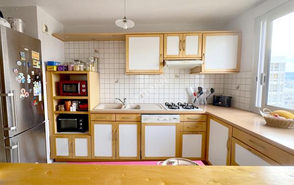 Appartement Villeurbanne T4 de 84.56 m² - étage élevé - cuisine équipée - balcon donnant sur le séjour et les chambres - cave et garage fermé