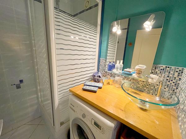 Appartement Villeurbanne T4 de 84.56 m² - étage élevé - cuisine équipée - balcon donnant sur le séjour et les chambres - cave et garage fermé