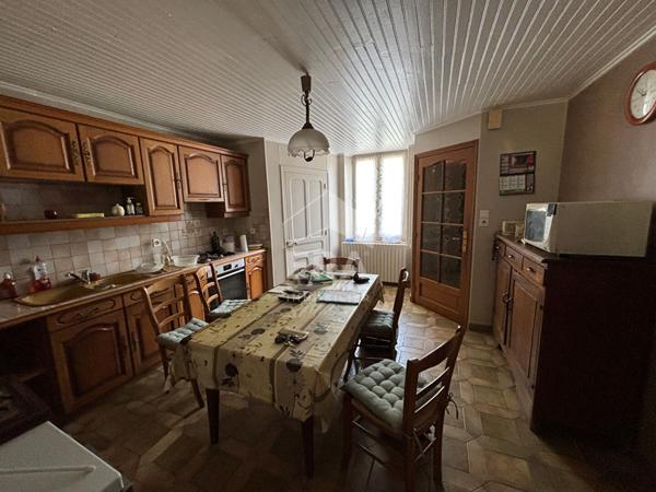 Corveissiat a vendre  Maison de 3 chambres, cuisine, salon, nombreuses dépendances, terrain 4429 m2