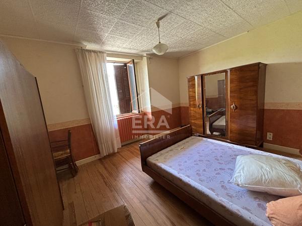 Corveissiat a vendre  Maison de 3 chambres, cuisine, salon, nombreuses dépendances, terrain 4429 m2