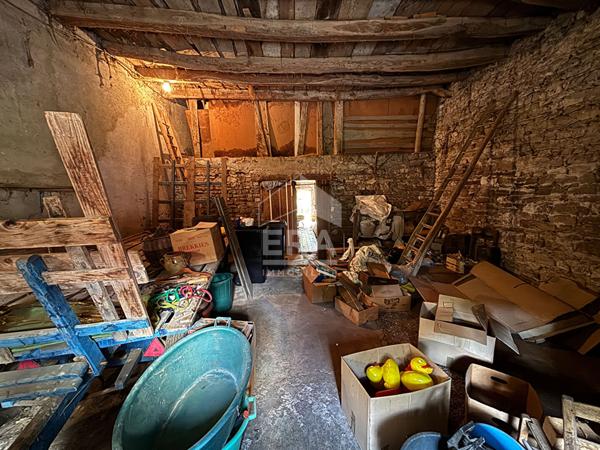 Corveissiat a vendre  Maison de 3 chambres, cuisine, salon, nombreuses dépendances, terrain 4429 m2