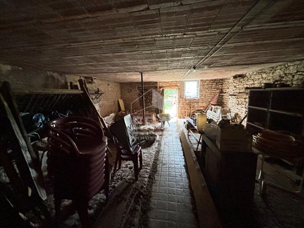 Corveissiat a vendre  Maison de 3 chambres, cuisine, salon, nombreuses dépendances, terrain 4429 m2