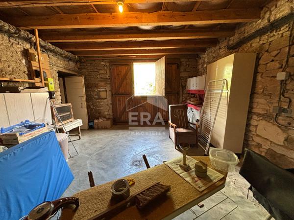 Corveissiat a vendre  Maison de 3 chambres, cuisine, salon, nombreuses dépendances, terrain 4429 m2