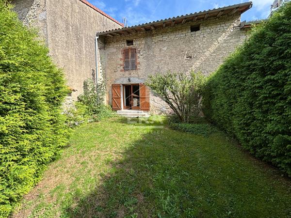 Corveissiat a vendre  Maison de 3 chambres, cuisine, salon, nombreuses dépendances, terrain 4429 m2