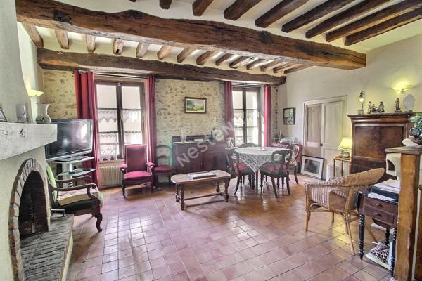 Maison ancienne centre ville EPERNON avec places de parkings