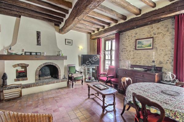 Maison ancienne centre ville EPERNON avec places de parkings