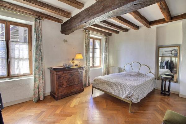 Maison ancienne centre ville EPERNON avec places de parkings