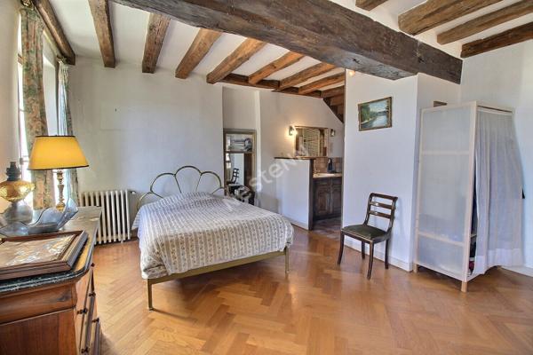 Maison ancienne centre ville EPERNON avec places de parkings