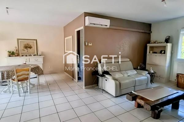 **À vendre : Maison de plain-pied proche de L'Isle-sur-la-Sorgue** Offrez-vous un cadre de vie paisible dans cette maison moderne avec piscine hors sol, garage et jardin spacieux. Située dans un quartier calme, elle offre confort et tranquillité à quelques minutes du centre-ville. Idéale pour une famille .