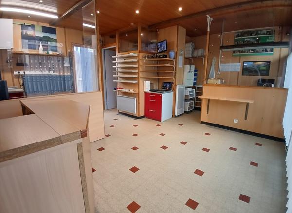 Local Aurillac 42 m2 accès PMR avec parking libre , Aurillac