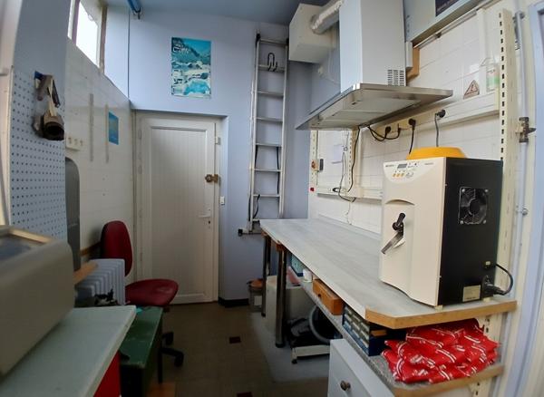 Local Aurillac 42 m2 accès PMR avec parking libre , Aurillac
