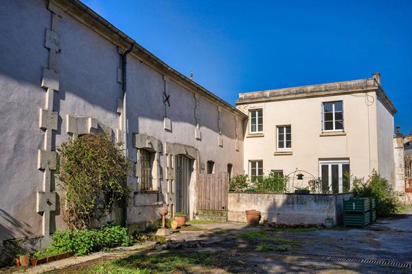 Opportunité commerciale avec 3 logements St jean d angely