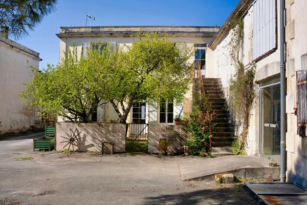 Opportunité commerciale avec 3 logements St jean d angely