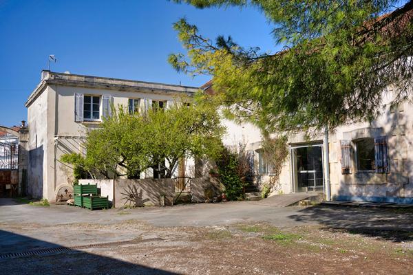 Opportunité commerciale avec 3 logements St jean d angely