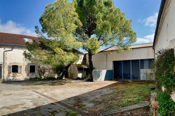 Opportunité commerciale avec 3 logements St jean d angely