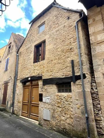 Maison ancienne - Montignac-lascaux Dans le centre historique de Montignac-Lascaux, ancienne maison divisée en 2 logements avec 2 entrées indépendantes.