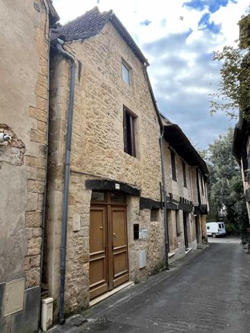 Maison ancienne - Montignac-lascaux Dans le centre historique de Montignac-Lascaux, ancienne maison divisée en 2 logements avec 2 entrées indépendantes.