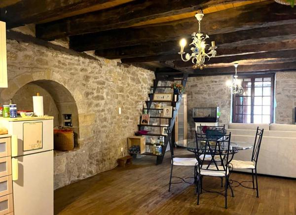 Maison ancienne - Montignac-lascaux Dans le centre historique de Montignac-Lascaux, ancienne maison divisée en 2 logements avec 2 entrées indépendantes.